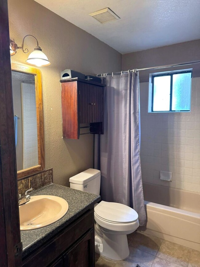 Building Photo - 3 BEDROOM HOME IN TIERRA MESA!
