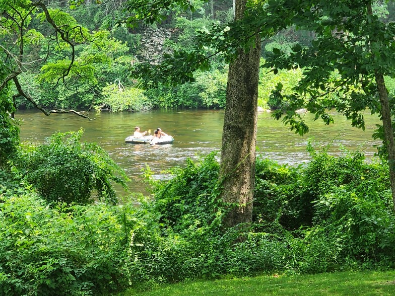 Building Photo - 220 Main St