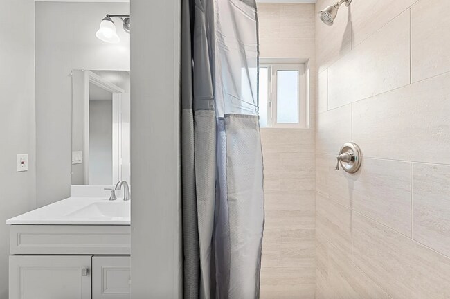 Building Photo - Bathrooms on bathrooms!