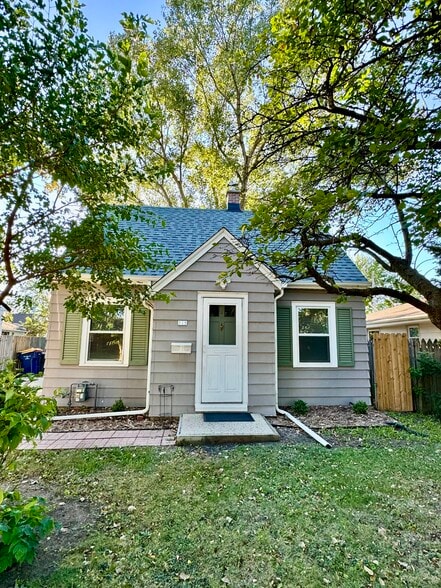 Building Photo - 715 S 110th St