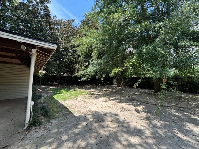 Building Photo - 1531 Iris Dr