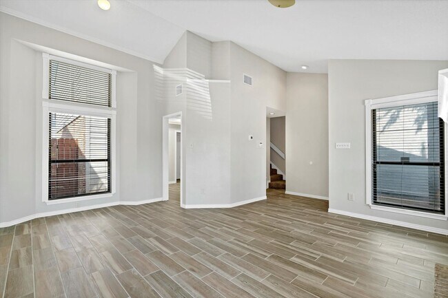 Building Photo - Lovely and Well maintained 2 bedroom & 2.5...