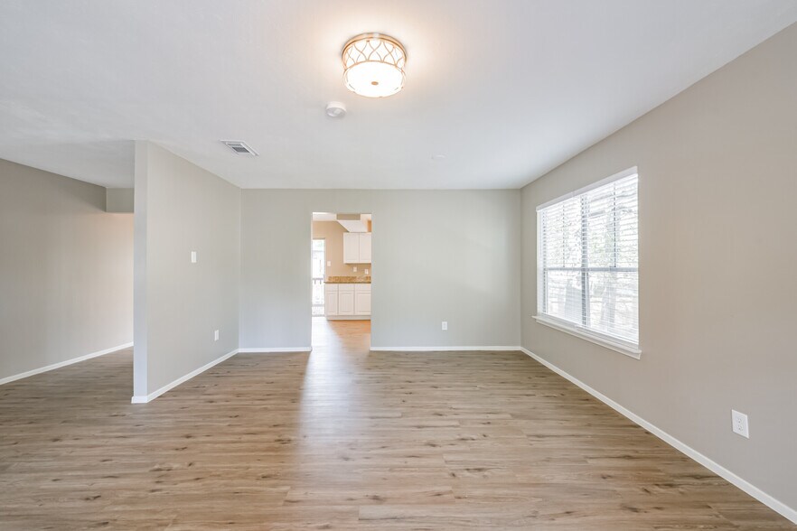 Building Photo - 2051 Oak Shores Dr