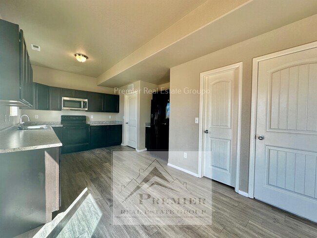 Building Photo - 3864 Saguaro Cir