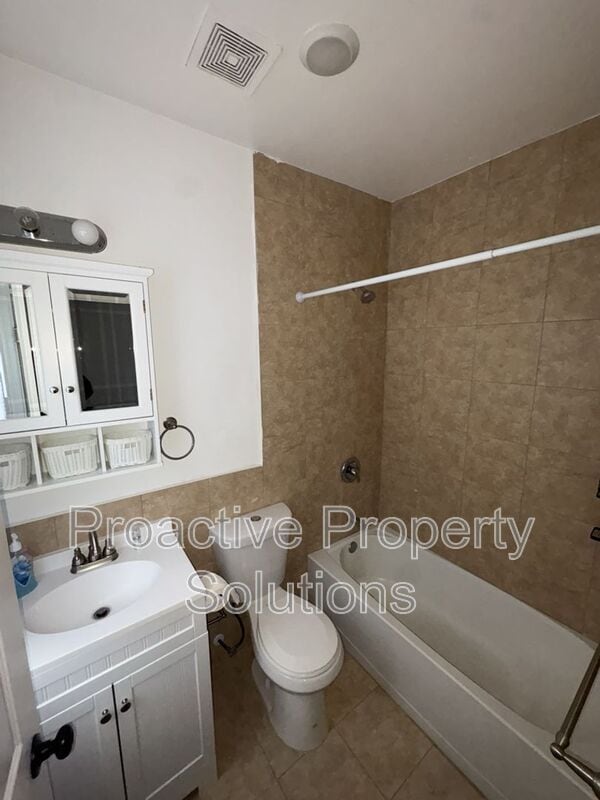 Building Photo - 730 N Main St