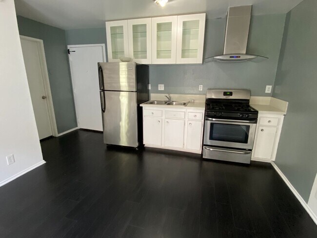 Building Photo - 827 S Wilton Pl
