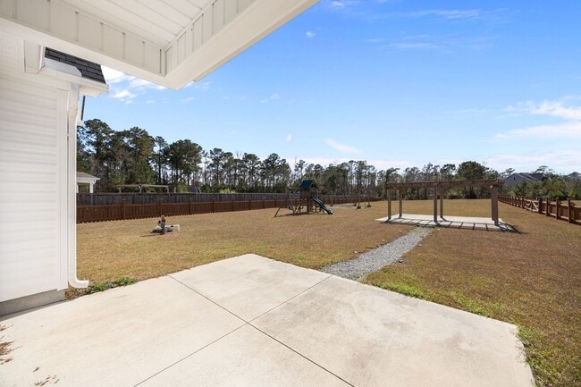 Building Photo - Welcome to Peyton's Lake!