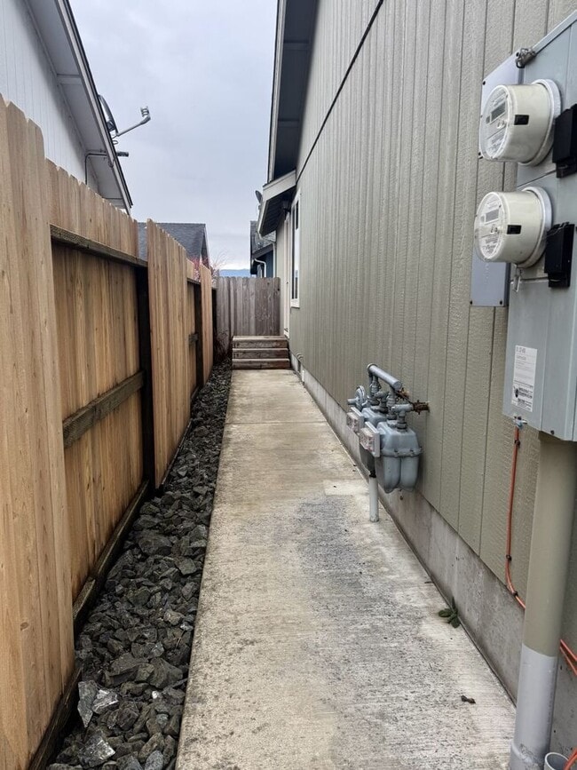 Building Photo - 1879 Maplewood Dr