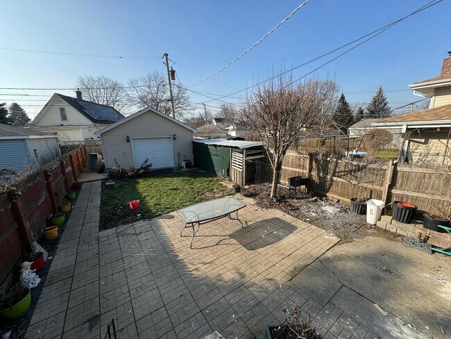 Building Photo - 1834 Illinois St