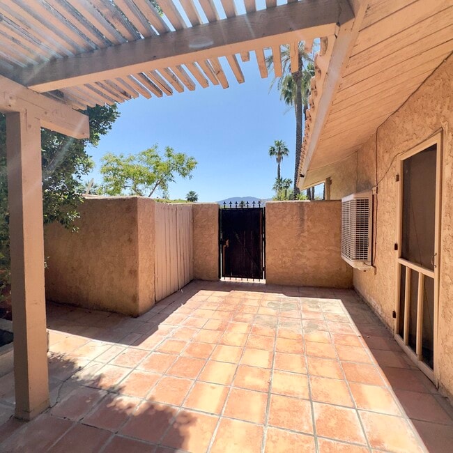 Building Photo - 40064 Silktree Ct