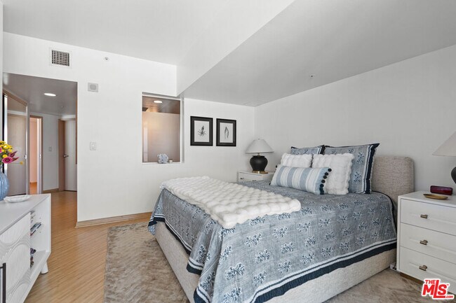 Building Photo - 13700 Marina Pointe Dr