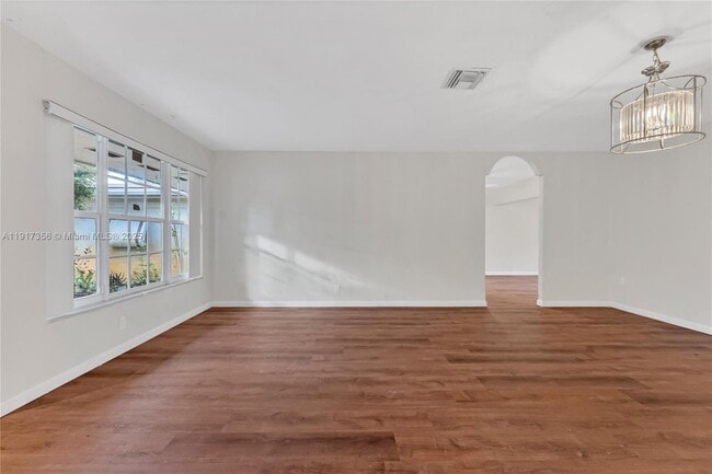 Building Photo - 550 SW 38th Terrace