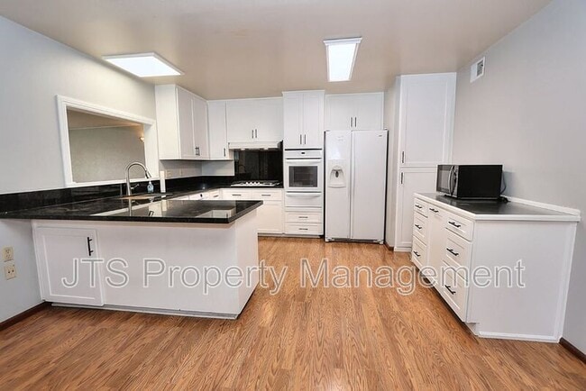 Building Photo - 2128 W La Loma Dr