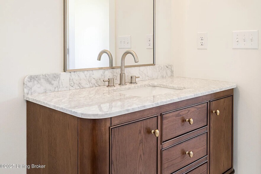 Building Photo - 935 E Madison St