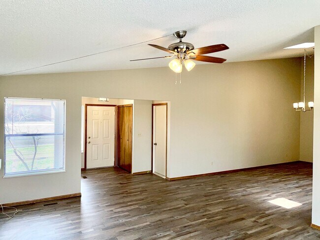 Building Photo - 2 Bedroom Patio Home With Central Air Conditioning
