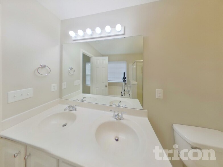 Building Photo - 2024 Duke Adam St