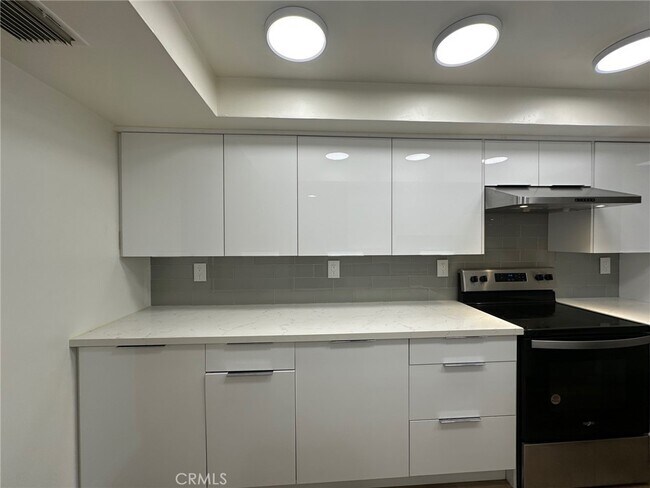 Building Photo - 10660 Wilshire Blvd