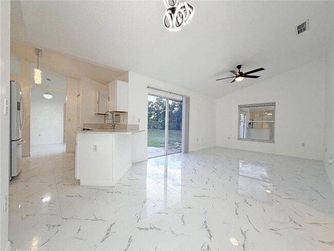 Building Photo - 1820 Hallcrest Dr