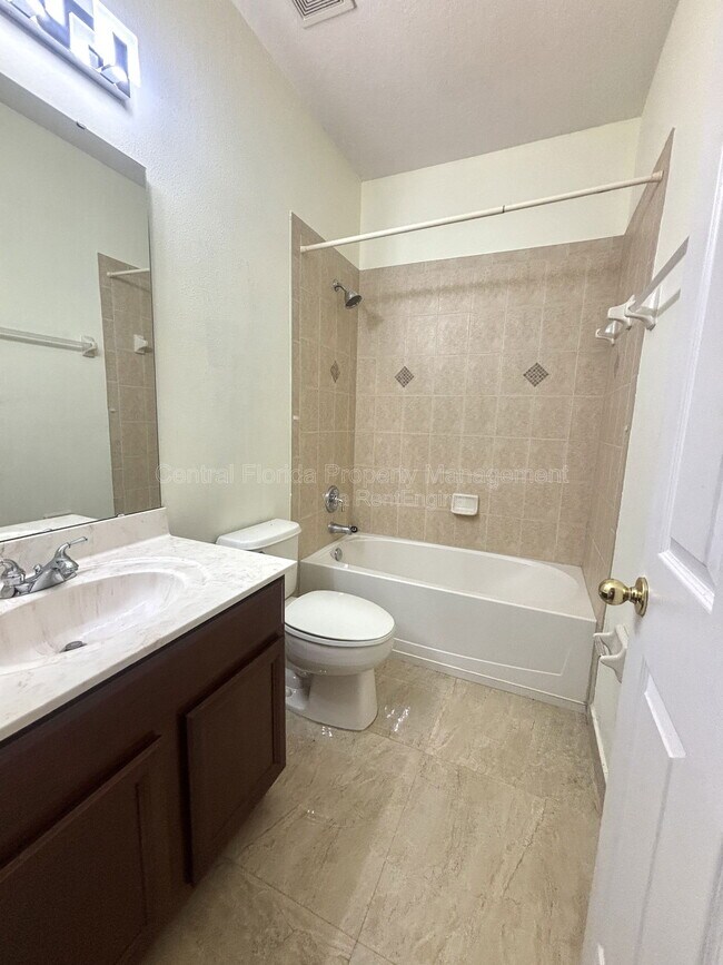 Building Photo - 902 Hire Cir