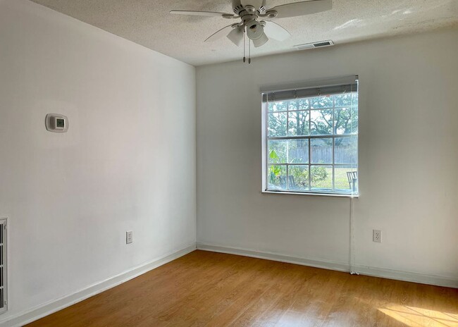 Building Photo - Available 12/9. 2 BR/2 BA in a FANTASTIC L...