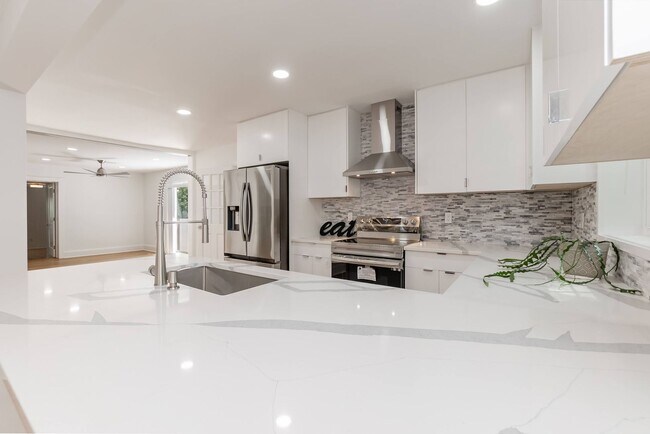 Building Photo - Sheek Updated Home With Pool!