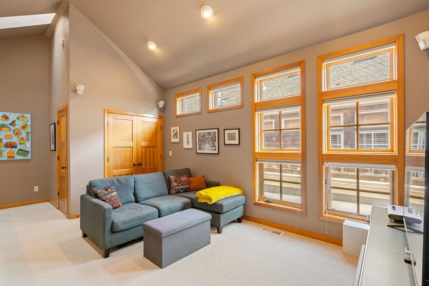 Building Photo - 2537 NW Upshur St