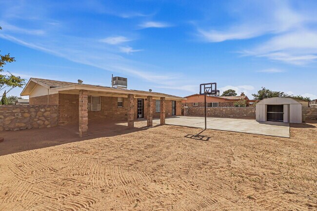 Building Photo - 3 bed 2 bath house with a studio