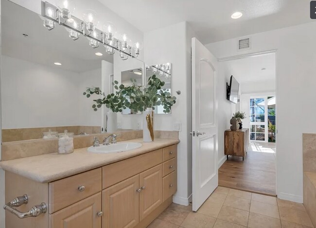 Building Photo - Hidden-Gem Townhouse in WeHo: 2 Bed/2.5 Bath, Private Entrance + Patios, 2 Parking, Norma Triangle