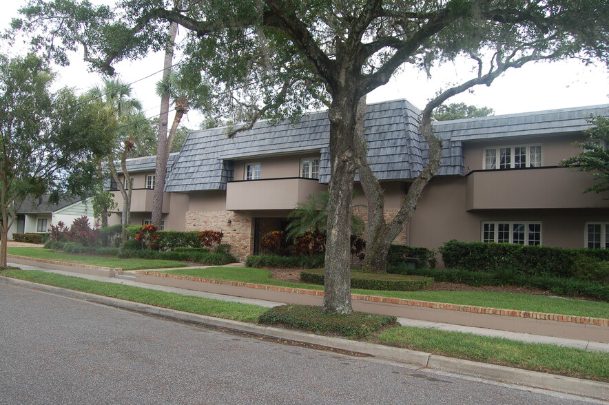 Building Photo - 1920 Woodcrest Dr