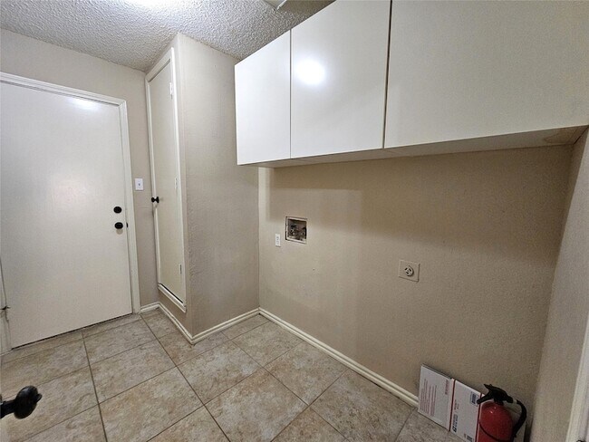 Building Photo - 2705 Francisco Dr