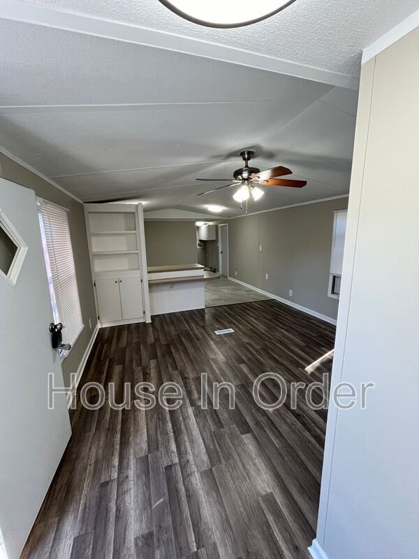 Building Photo - 14 Twin Oaks Dr