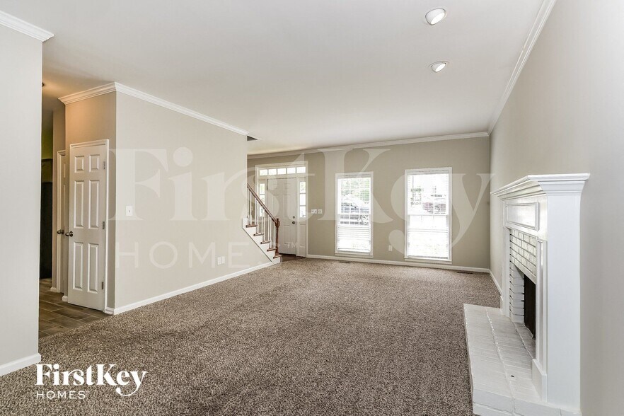 Building Photo - 1600 Brookview Cove