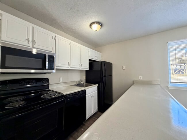 Building Photo - 1418 Riverview Rd