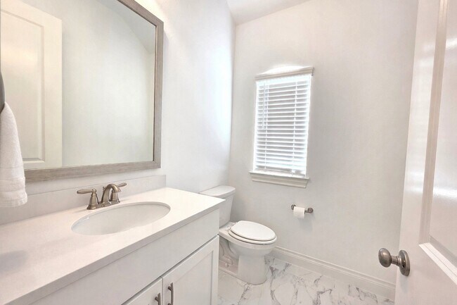 Building Photo - 22045 Gateway Arch Dr