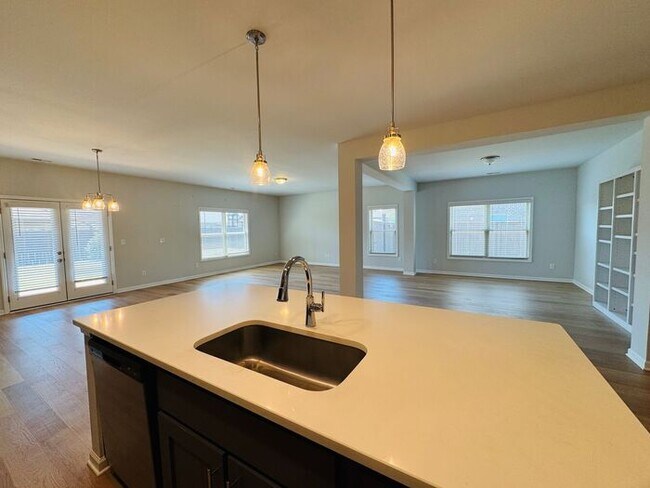 Building Photo - Spacious home with a fence, in PRIME location with a move in special