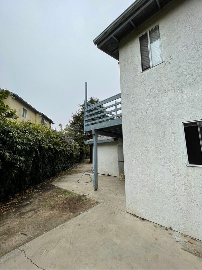 Building Photo - 850 Camino Lindo