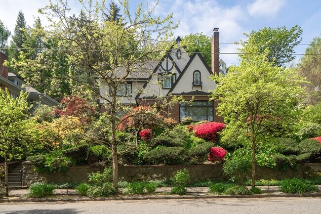 Building Photo - Amazing Nob-Hill Estate with impeccable fi...