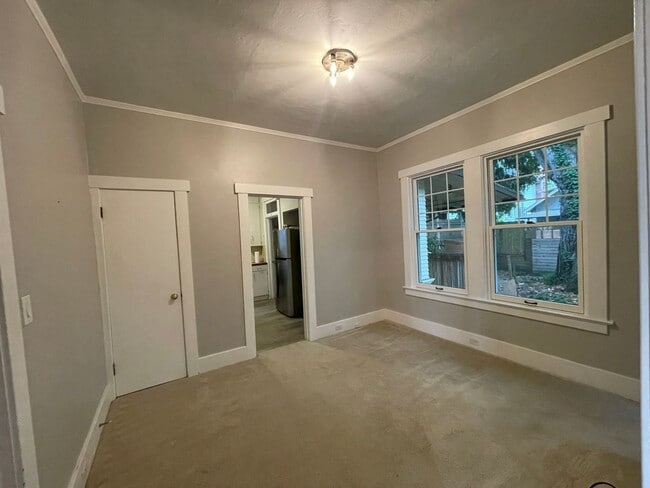 Building Photo - Elegant 4BR 2.5Bath Home with Fenced Yard ...