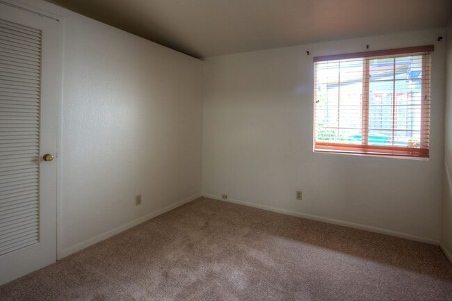 Building Photo - Spacious 3 bed/2bath home in Southgate Hay...