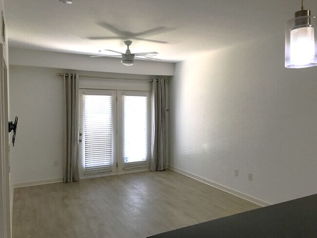 Building Photo - Charming ground-level 1 bed / 1 bath condo...