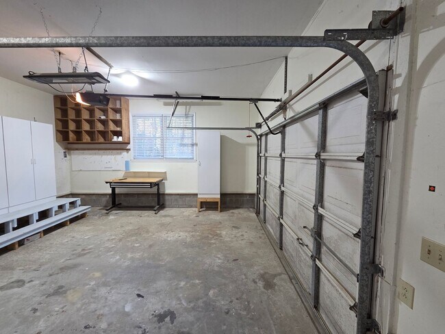 Building Photo - Beautiful 3 bedroom, 2 bath house with one car garage, located on Cummins Creek