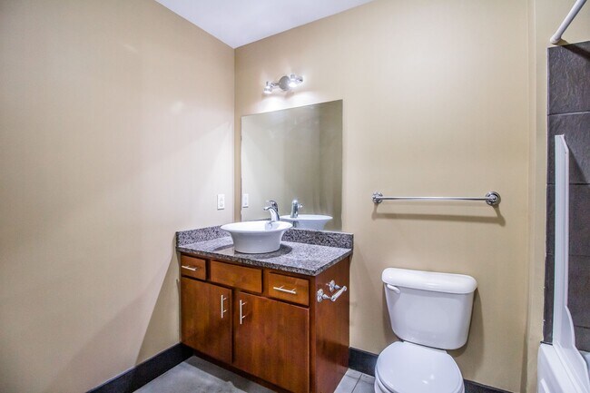 Building Photo - Gorgeous Loft-Ask About our Move in Specia...