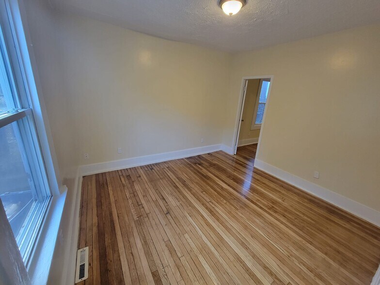 Building Photo - 324 Goffe St