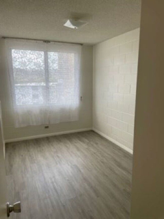 Building Photo - 2 bedroom/ 1 bathroom/ 1 covered parking s...