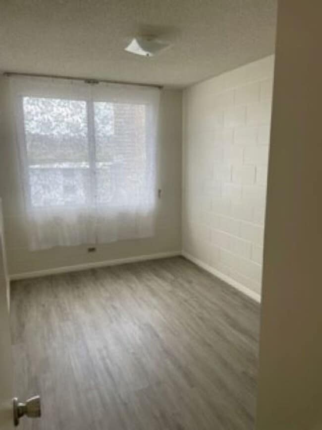 Building Photo - Available now!  2 bedroom/ 1 bathroom/ 1 covered parking stall in Salt Lake