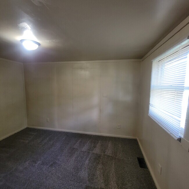 Building Photo - Southeast Indy home for Lease, very Quaint!