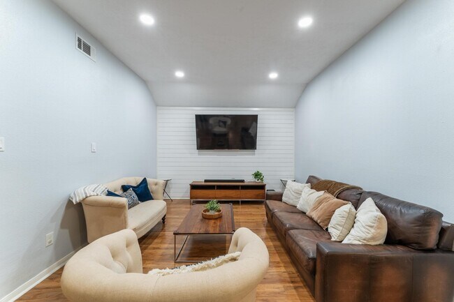 Building Photo - 7764 Park Falls Dr