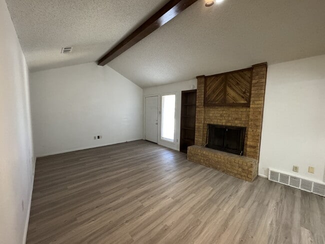 Building Photo - Beautiful 2-Bedroom Duplex with Fireplace!