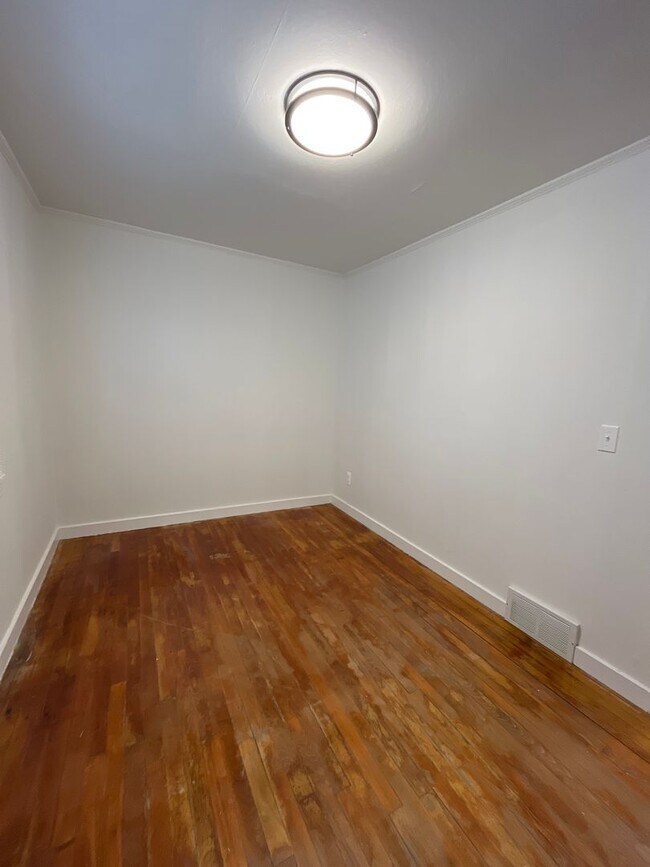 Building Photo - Charming 3 bedroom, fully furnished apartment