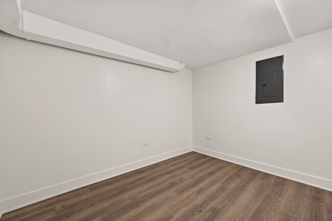 Building Photo - 2107 N Clark St